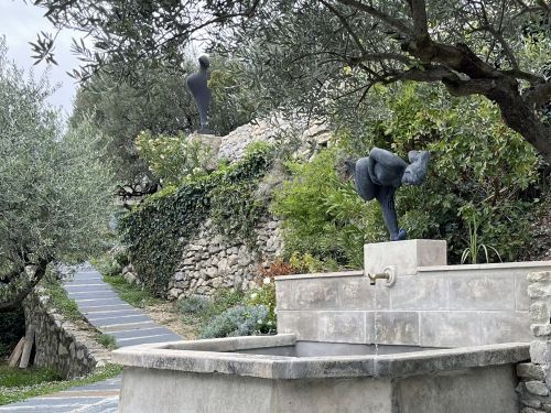 Fontaine de jardin en pierres anciennes par l'Atelier Alain BIDAL, Provence