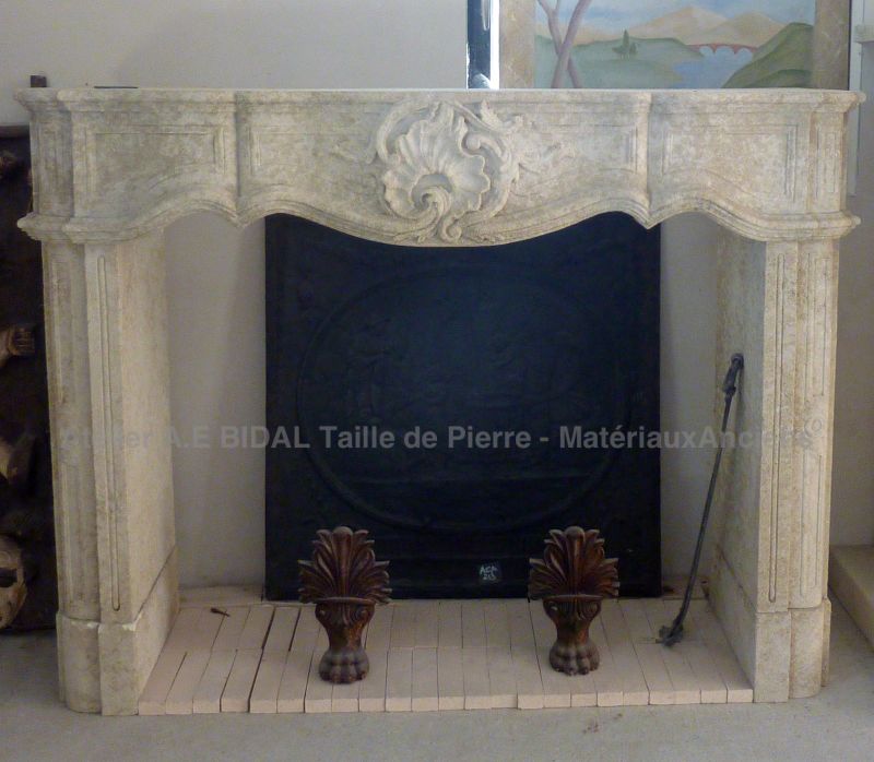 Cheminée de style Louis XV entièrement de réalisation artisanale en pierre taillée de carrière française.