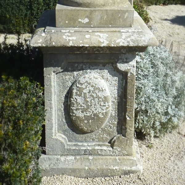 Socle en pierre de taille pour statue de jardin ou vase Médicis | Piédestal en pierre naturelle.
