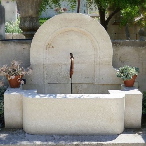 Fontaine de jardin en pierre blanche - Taille de pierre faite par le tailleur de pierre Alain Bidal.