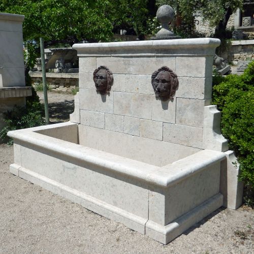 Fontaine de jardin de style rustique en pierre taillée artisanalement en Provence - Atelier Alain Bidal