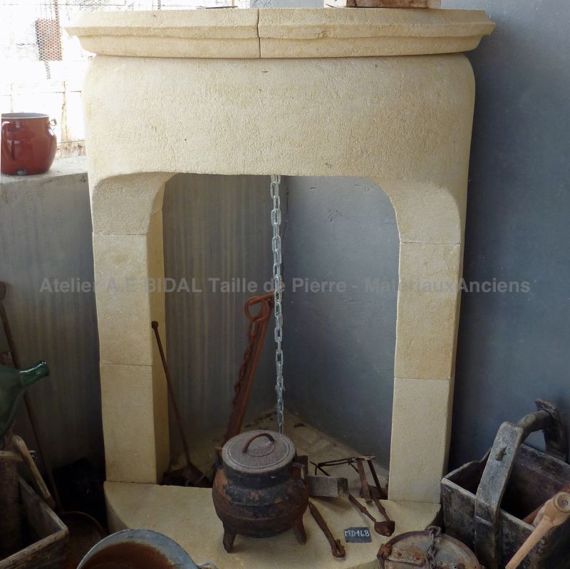 Gothic mantelpiece : a very nice element of decoration in stone - Atelier Alain BIDAL (Provence)