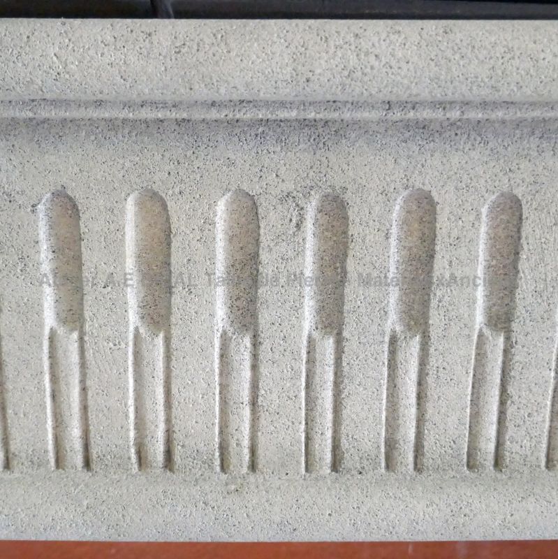 Photo de détails des cannelures en pointes d'asperge sculptées à la main sur notre cheminée en pierre