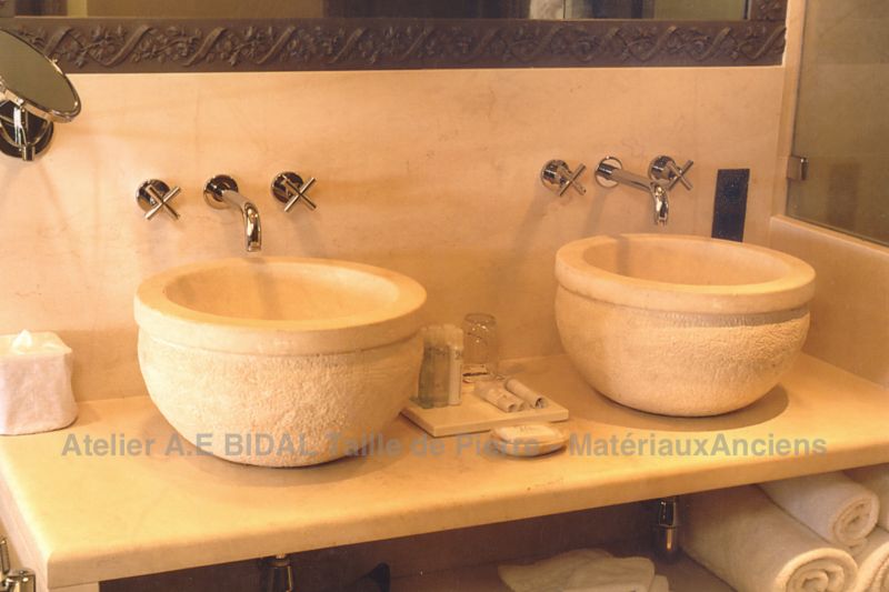 Très belle vasque en pierre pour décoration d'intérieur en pierre naturelle.