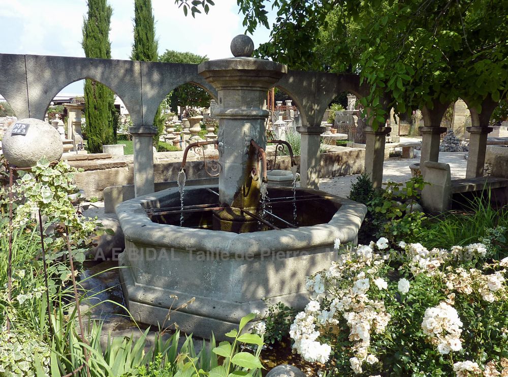 Fontaines de jardin en pierre de taille : belles fontaines provençales par Atelier Alain BIDAL