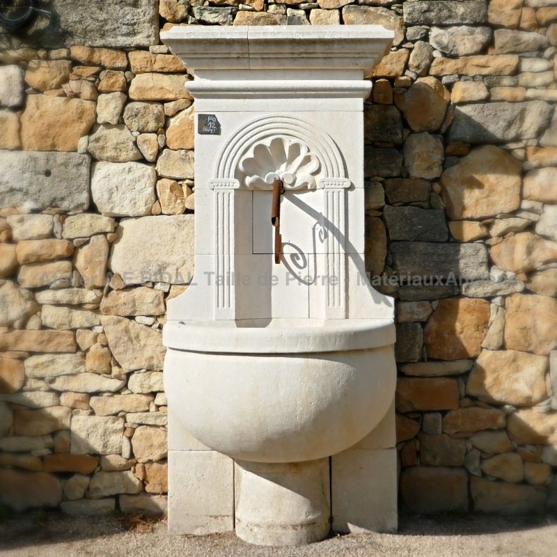 Fontaine murale en pierre d'Avy : un bel élément de décoration du jardin.