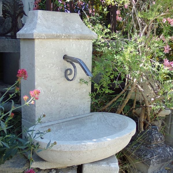 Charming petite wall fountain of Provence in carved limestone - Atelier Alain BIDAL (Provence)