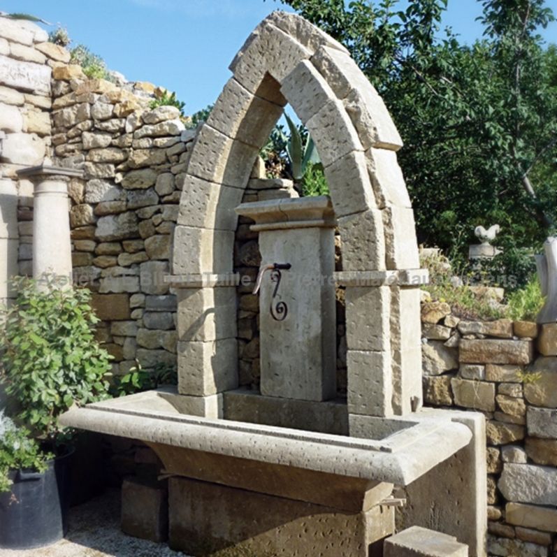 Fontaine gothique avec voute gothique en pierre naturelle.
