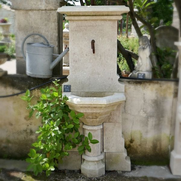 Fontaine de jardin décorative par notre tailleur de pierre du Vaucluse