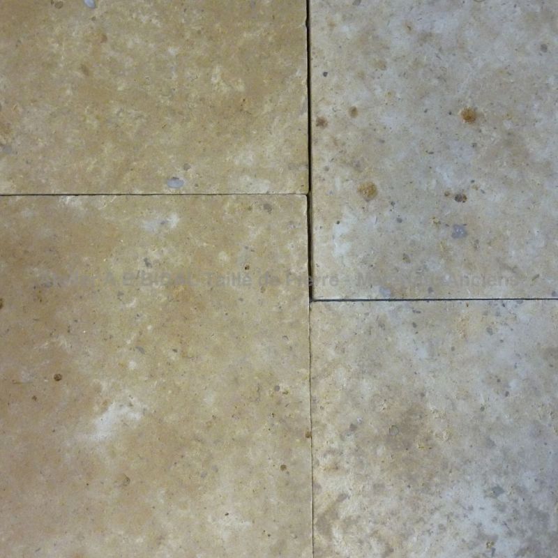 Dallage en pierre naturelle de Bourgogne pour un aspect rustique et élégant.