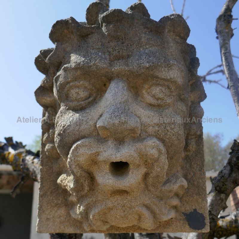 Masque en pierre naturelle de Provence vieillie et patinée : tête du Dieu Bacchus