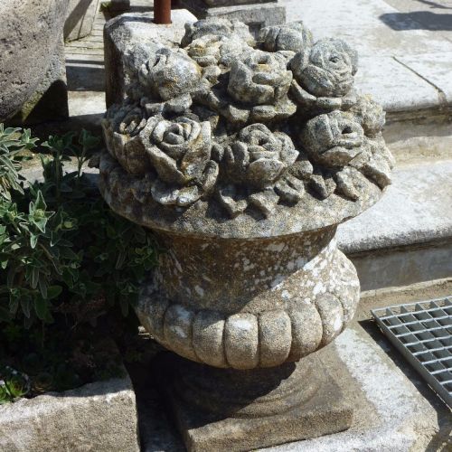 Beau vase en pierre contenant des fleurs sculptées par le sculpteur tailleur de pierre Bidal.