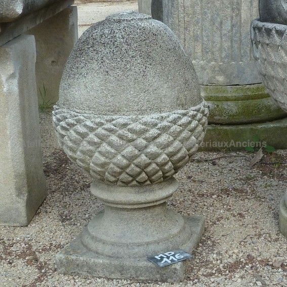 Bel ornement en pierre - objet de déco pour l'extérieur.