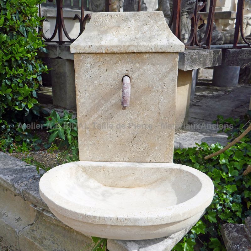 Easy to install water feature : a small-size garden fountain in stone - Atelier Alain BIDAL (Provence)