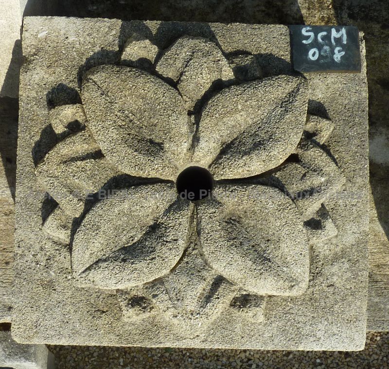 Masque sculpté en pierre naturelle de Provence : Rosace