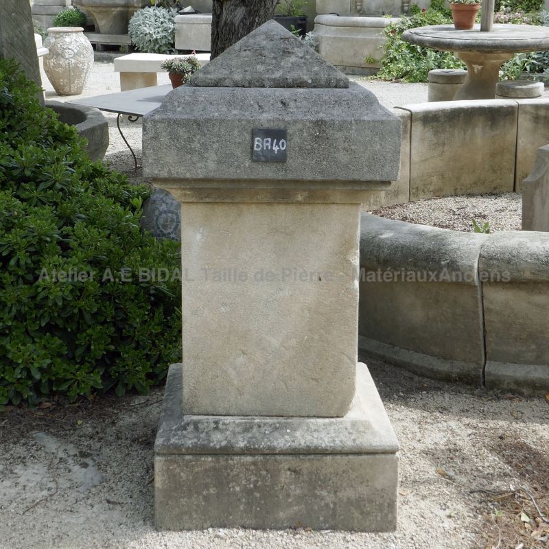 Borne en pierre - Atelier de taille de pierre Alain Bidal, Provence.