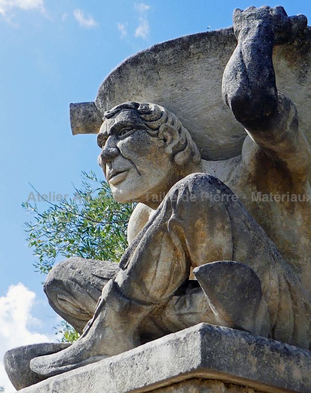 Sculpture en pierre de Quasimodo - taille de pierre artisanale/ travail d'artiste sculpteur de pierre.