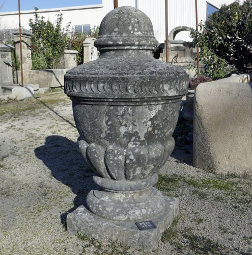 Pot d'ornement: un objet de déco original en pierre de taille.