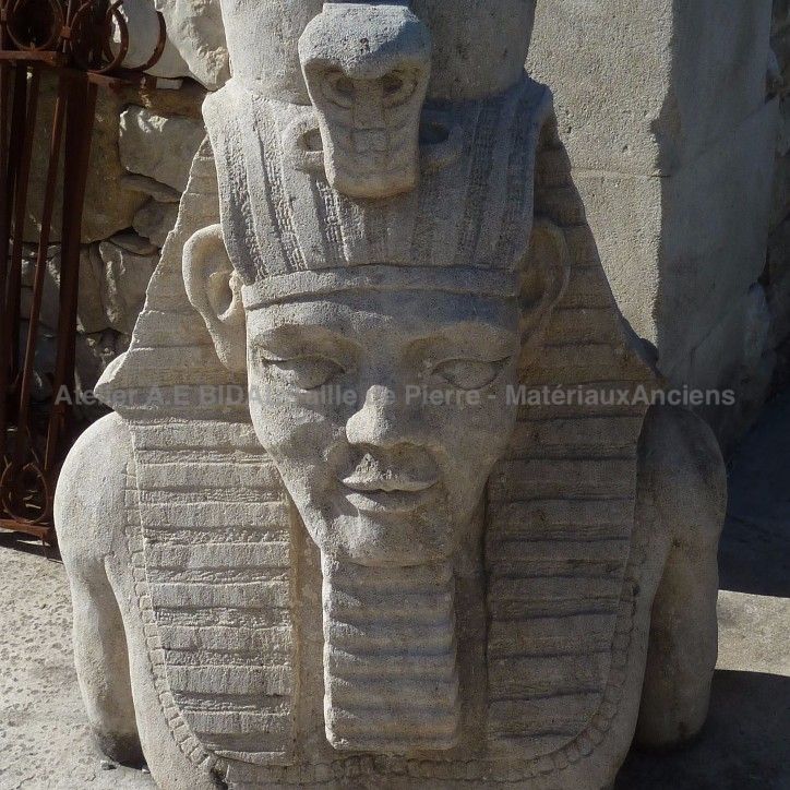 Sculpture en pierre pour une grandiose décoration en pierre du jardin - par Bidal taille de pierre.