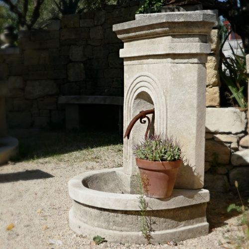 Fontaine en pierre taillée d'inspiration rustique par l'artisan tailleur de pierre Alain Bidal.