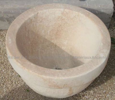 Superbe vasque en pierre - mobilier de salle de bain du tailleur de pierre Alain Bidal.
