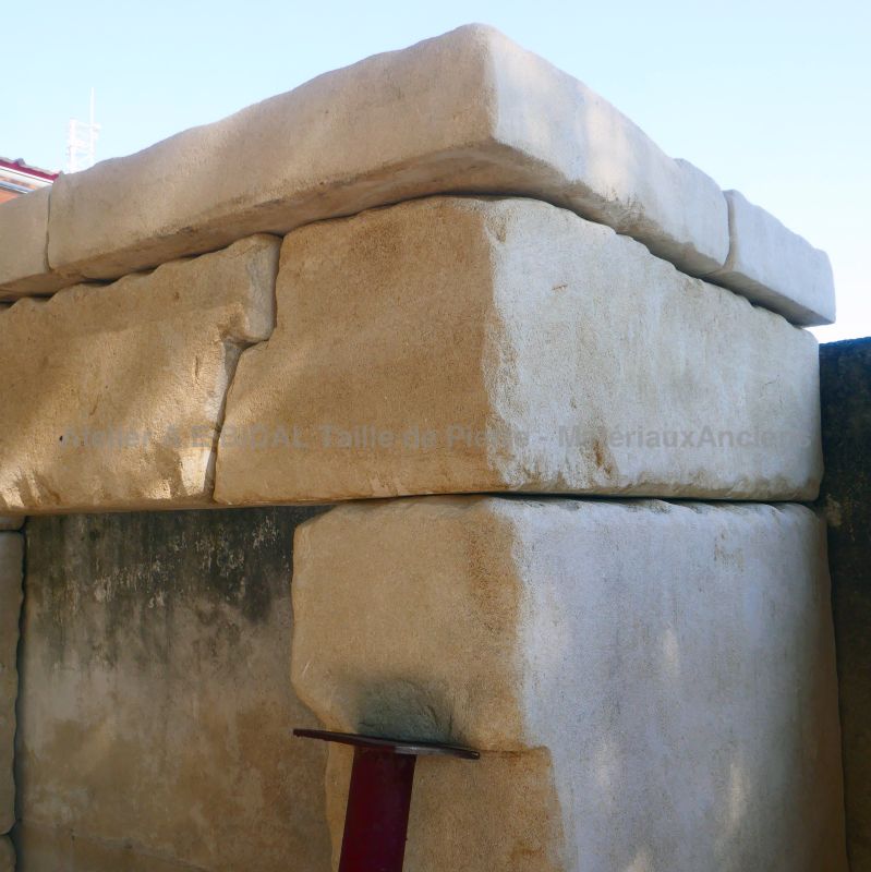 Hand-crafted Provence mantelpiece in raw and weathered limestone - Atelier Alain BIDAL (Provence)