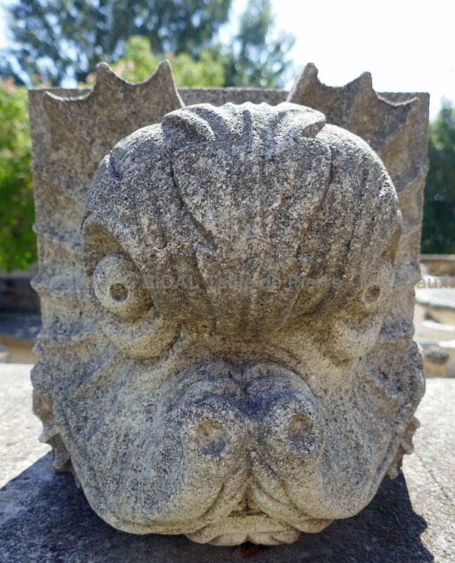 Masque en pierre de Provence patinée : Tête de faune
