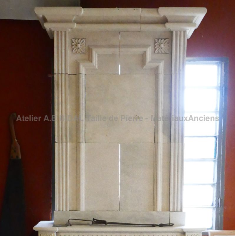 Cheminée en pierre de carrière française - cheminée de style Louis XVI de l'Atelier Alain BIDAL (Provence)