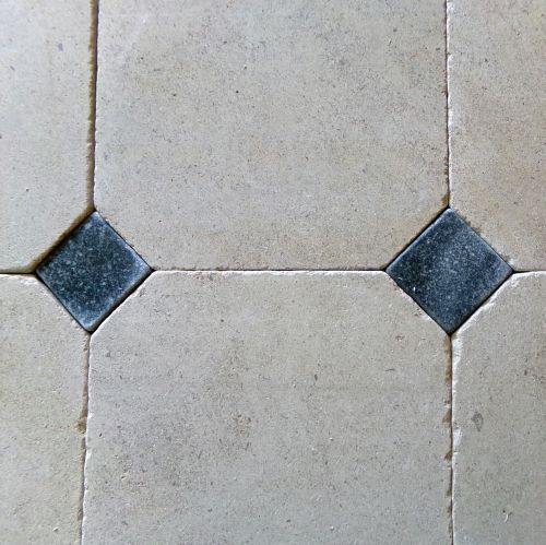 Dallage en pierre : Fontenay claire avec cabochons - Finition Antique (Bourgogne Franche-Comté)