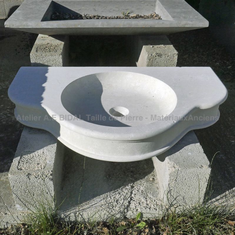 Charming bathroom wash-basin in stone by the artisan stone cutter Alain BIDAL (Provence)