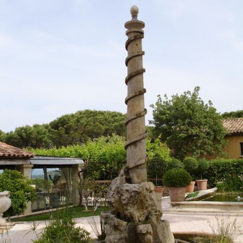 Fontaine décorative extérieure - un élément de décoration originale en pierre - Atelier Alain BIDAL (Provence).