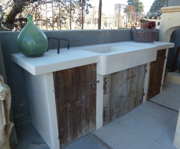 Quality outdoor kitchen in stone by the stone cutter of the atelier Alain Bidal (Provence)
