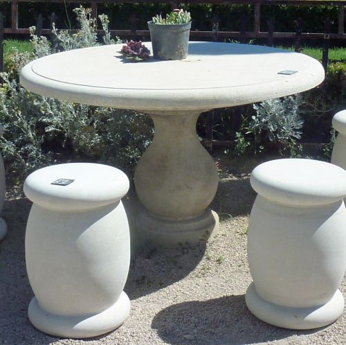 Table de jardin en pierre - mobilier artisanal pour extérieur du tailleur de pierre Alain BIDAL