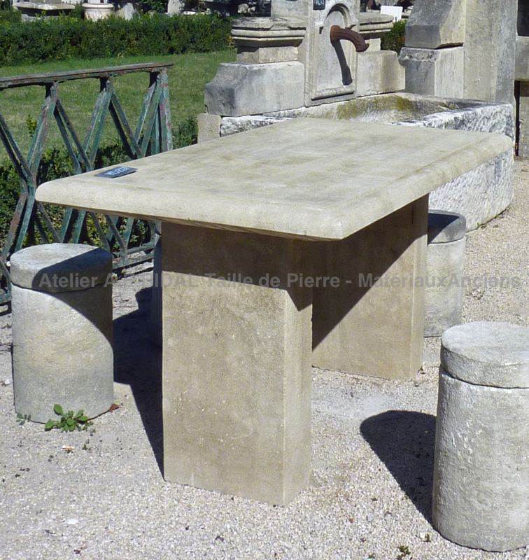 Sustainable stone furniture hand-crafted in Provence : a charming table in carved limestone
