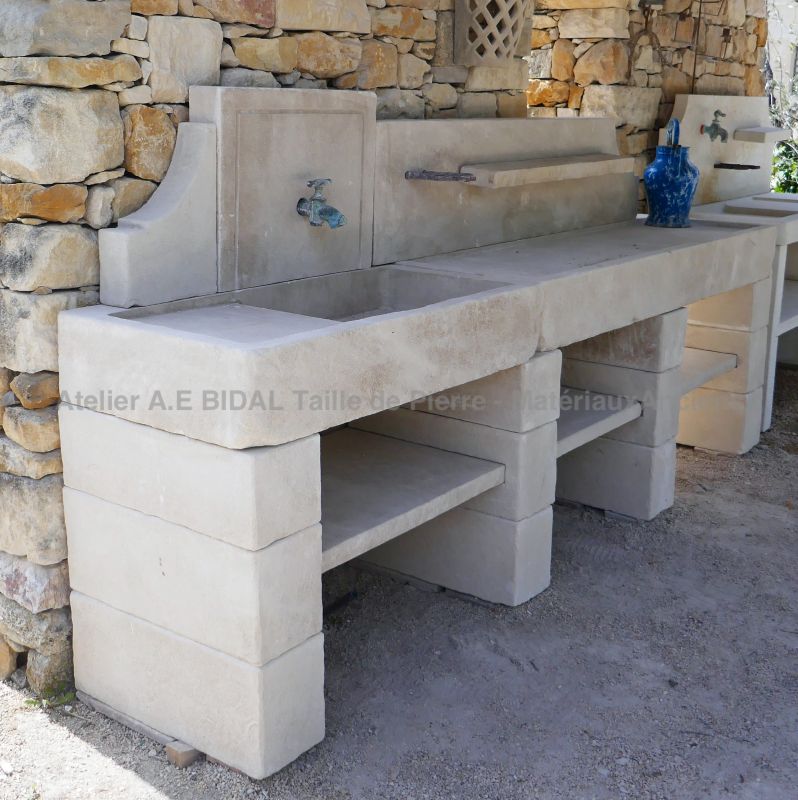 Mobilier d'extérieur : belle cuisine d'été en pierre de taille signée Atelier Alain BIDAL