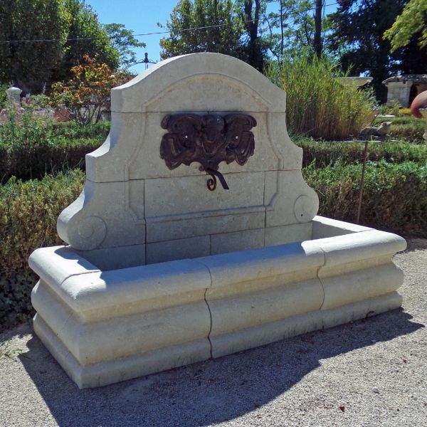 Fontaine en pierre de taille : une réalisation artisanale du tailleur de pierre Alain Bidal (Provence)