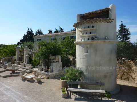 Fabrication artisanale de colombier ou pigeonnier en pierre de taille