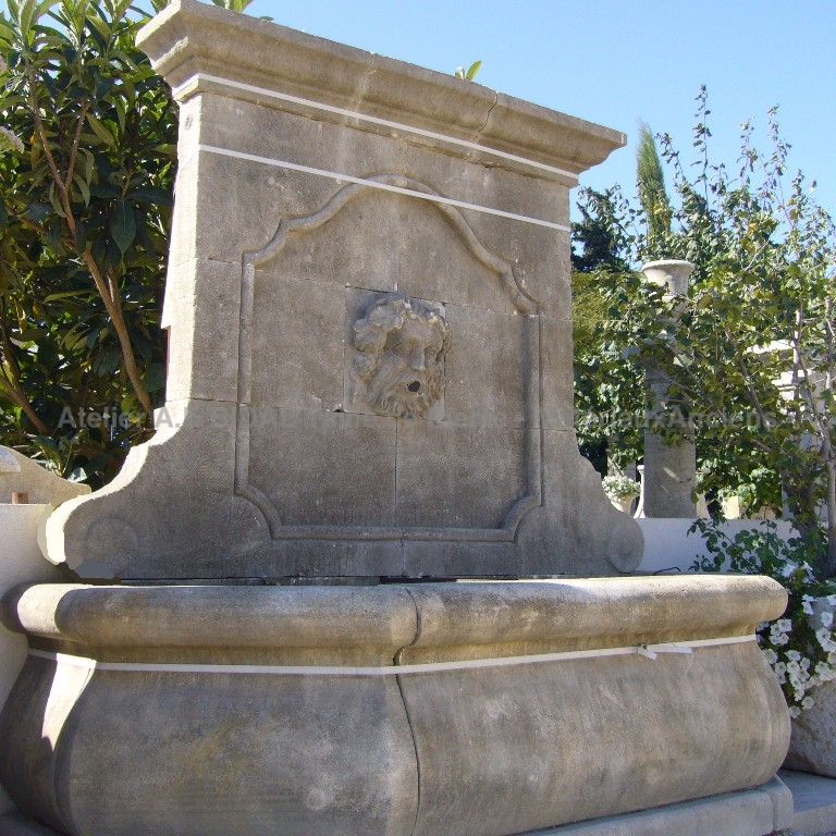 Fontaine en pierre d'Estaillades, le savoir-faire du tailleur de pierre.
