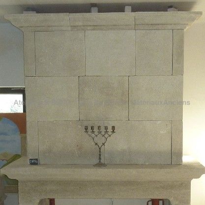 Classic mantelpiece of Provence in carved limestone : the Estaillades stone - Atelier Alain BIDAL (Provence)