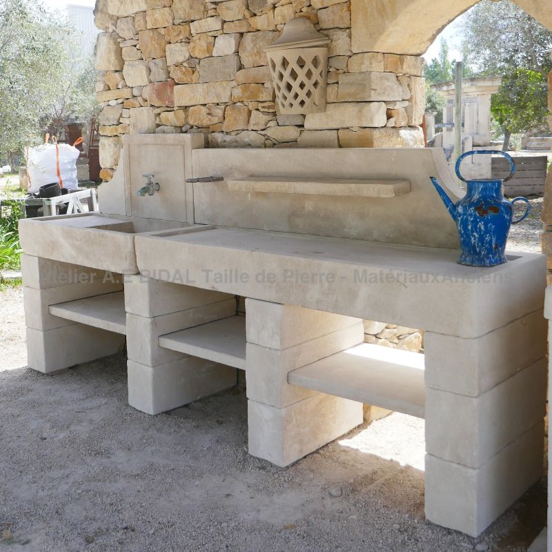 Cuisine d'été avec évier en pierre de fabrication artisanale de l'atelier de taille de pierre Alain Bidal.