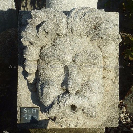 Masque en pierre représentant Eole - sculpture en pierre naturelle pour le jardin.