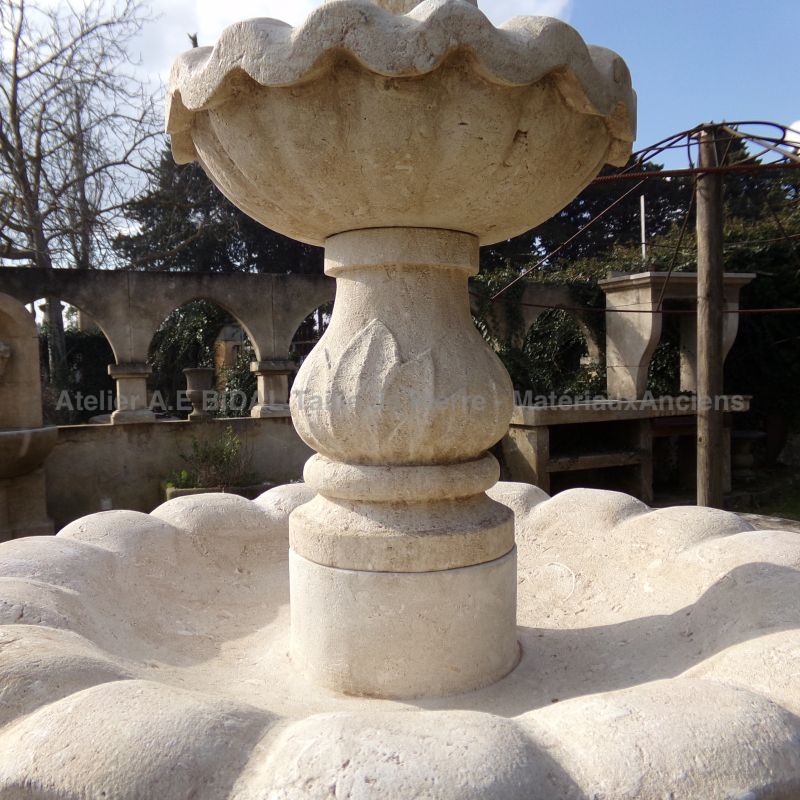 Three-tier central fountain with round basin in Avy stone - Atelier Alain BIDAL (Provence)