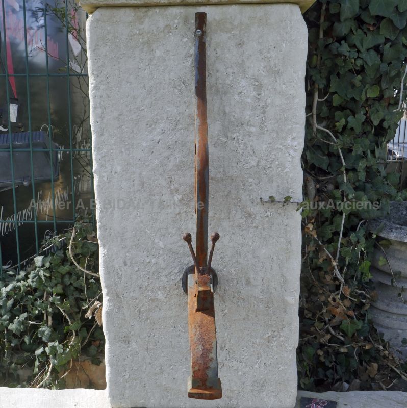 Large sortie d'eau en fonte pour fontaine de jardin en pierre - Atelier Alain BIDAL (Provence)