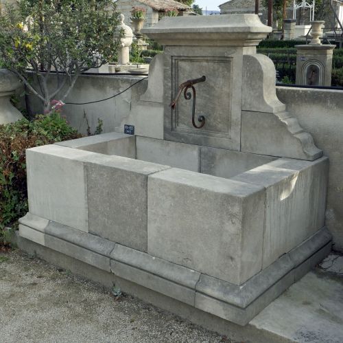 Fontaine décorative provençale pour un bel aménagement extérieur en vente chez Alain Bidal, Isle sur Sorgue.