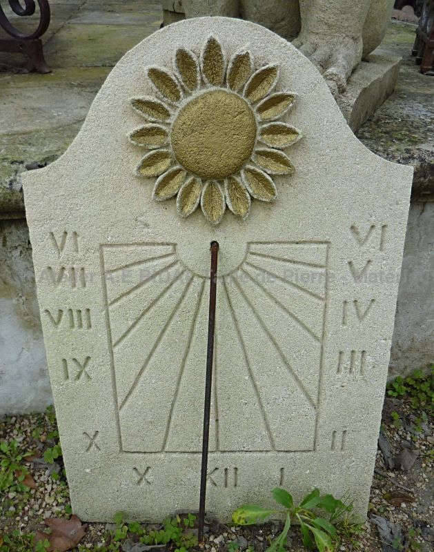 Cadran solaire en pierre d'Estaillades : Soleil avec dorure ** VENDU