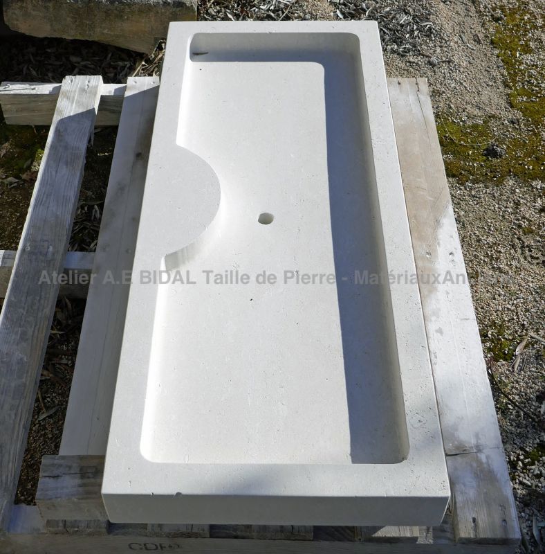 Manufacturer of customized limestone kitchen sinks : Atelier Alain Bidal - Provence.