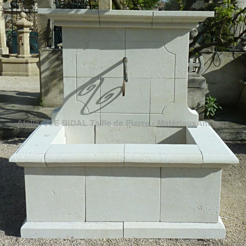 Decorative and practical garden fountain handcrafted in stone - Atelier Alain BIDAL (Provence)