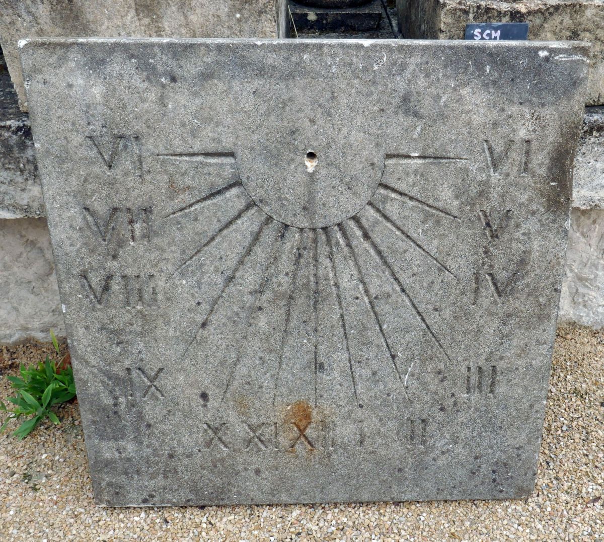 Grand cadran solaire en pierre de Provence sculpté de chiffres romains — free download