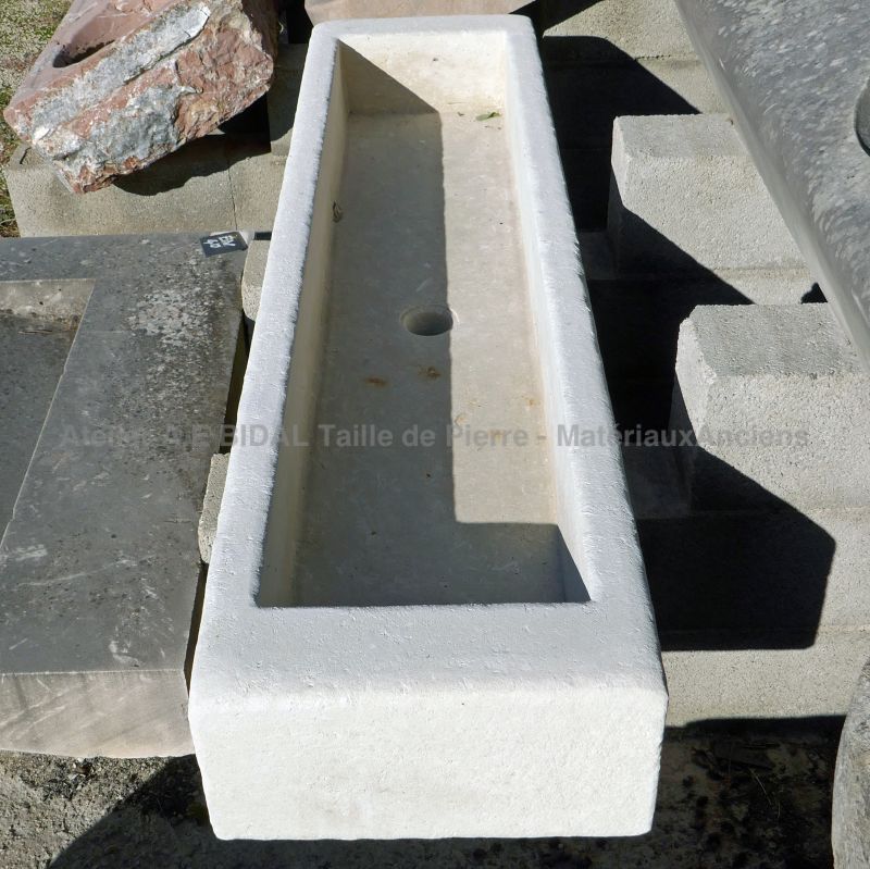 Artisanal manufacture of French natural stone sinks by the stonemason Alain BIDAL (Provence)