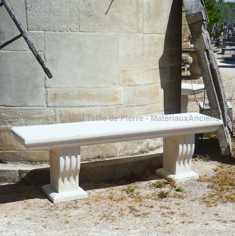 Banc en pierre issu de la collection de mobilier artisanal d'extérieur pour la terrasse ou pour le jardin Alain Bidal.